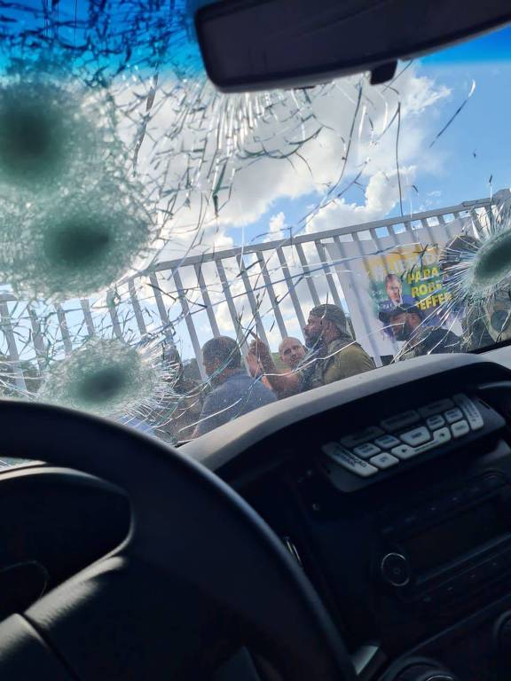 Marcas dos disparos na viatura da PF hoje em Comendador Levy Gasparian, interior do estado do Rio de Janeiro; político de extrema direita, Roberto Jefferson disparou mais de 20 tiros de fuzil e lançou duas granadas contra policiais federais, na manhã deste domingo (23)