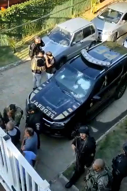 Movimentação de policiais e imprensa em frente a casa do Roberto Jefferson hoje em Comendador Levy Gasparian, interior do estado do Rio de Janeiro; político atirou em policiais que foram cumprir mandado de prisão ordenado pelo ministro do Supremo Tribunal Federal Alexandre de Moraes