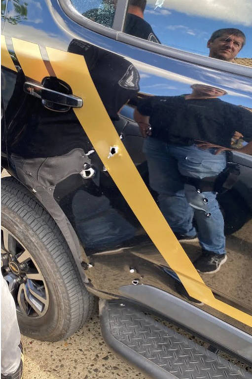 Marcas dos disparos na viatura da PF hoje em Comendador Levy Gasparian, interior do estado do Rio de Janeiro; político de extrema direita, Roberto Jefferson disparou mais de 20 tiros de fuzil e lançou duas granadas contra policiais federais, na manhã deste domingo (23)