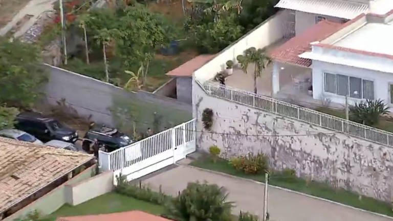 Movimentação de policiais e imprensa em frente a casa do Roberto Jefferson hoje em Comendador Levy Gasparian, interior do estado do Rio de Janeiro; político atirou em policiais que foram cumprir mandado de prisão ordenado pelo ministro do Supremo Tribunal Federal Alexandre de Moraes