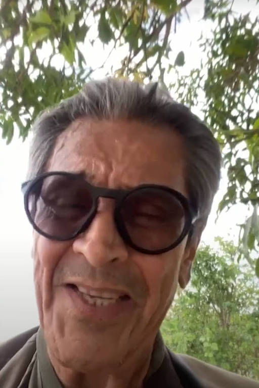 Vídeo divulgado por Roberto Jefferson após reagir e atacar policiais neste domingo (23) dentro de sua casa em Comendador Levy Gasparian (140 km do Rio); no post, Jefferson afirmou que não se entregaria à polícia e confirmou ter atirado 