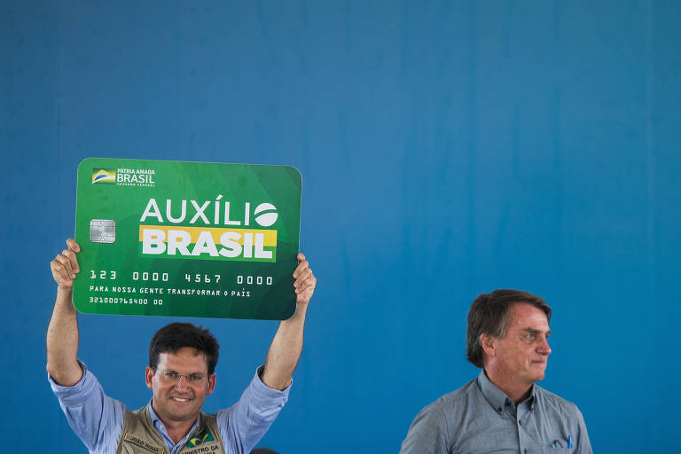 O ex-ministro João Roma e presidente Jair Bolsonaro, durante evento sobre o Auxílio Brasil, em São Paulo
