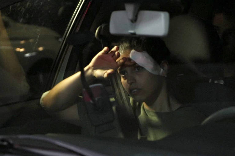 Agente federal ferida no rosto chega à sede da Polícia Federal no Rio de Janeiro, após ser atingida por disparos que o ex-deputado federal Roberto Jefferson fez ao reagir a ordem de prisão na manhã deste domingo (23)