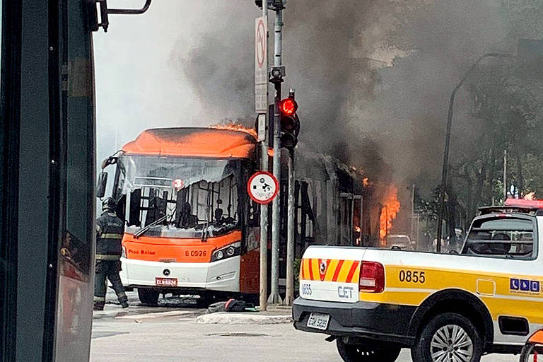 Ônibus pega fogo na avenida Rebouças, na zona oeste de SP