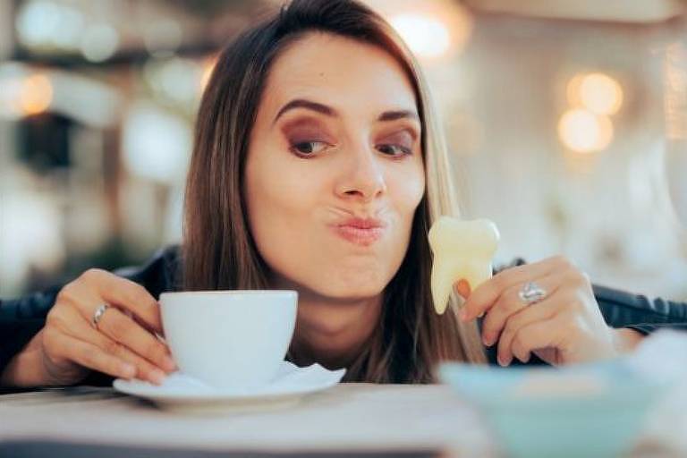 Tomar café ou cuidar dos dentes para não manchar: uma dicotomia real ou falsa?