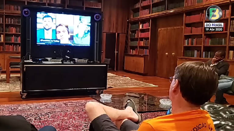 O presidente Jair Bolsonaro acompanha live em que Roberto Jefferson acusa Rodrigo Maia de golpe.