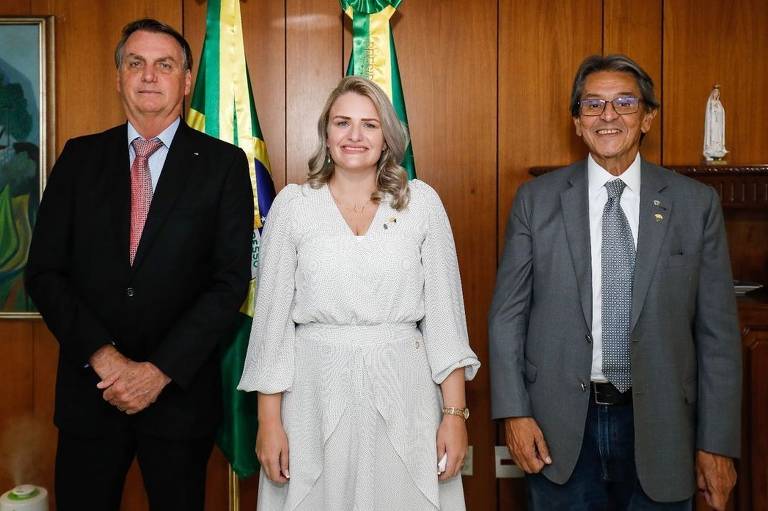 Jair Bolsonaro ao lado de Graciela Nienov, ex-presidente do PTB, e Roberto Jefferson, em imagem divulgada em maio de 2021.