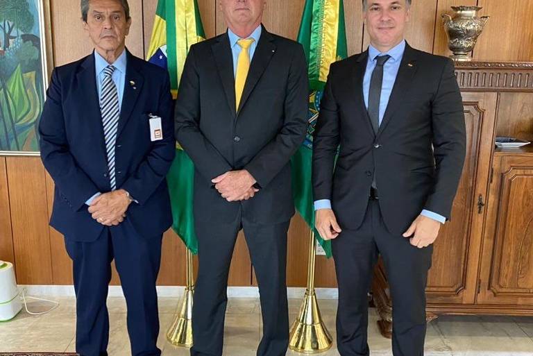 Roberto Jefferson ao lado do presidente Jair Bolsonaro e Divaldo Lara, em imagem divulgada em abril de 2021.