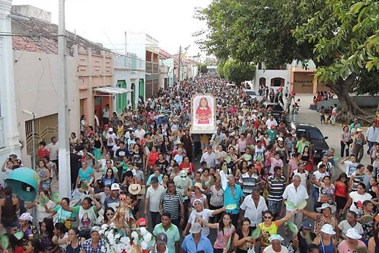 Multidão de fieis pela rua de Santana do Cariri