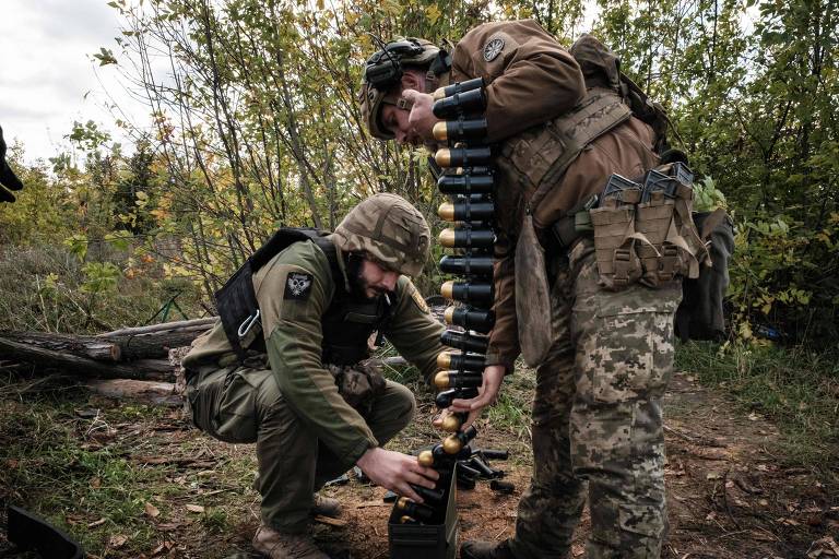 Soldados da Ucrânia colocam munição em caixa antes de lançar granadas em direção às tropas russas na região de Donetsk