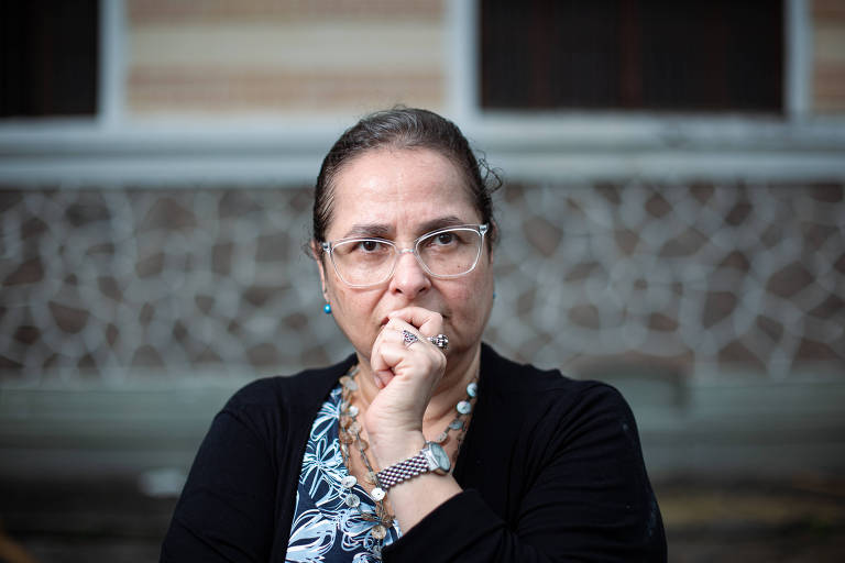 Valéria Borges, professora do Liceu Nilo Peçanha, em Niterói (RJ), com a mão no rosto