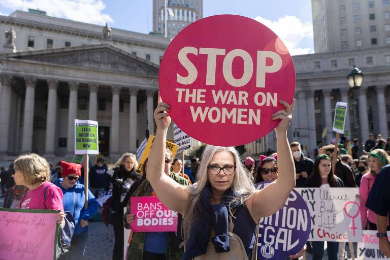 Em Nova York, manifestantes protestam a favor da manutenção do direito ao aborto nos EUA; o tema deve pautar as eleições legislativas de novembro