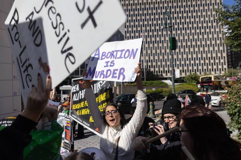 Manifestantes contra o direito ao aborto se manivestam em Nova York, nos EUA