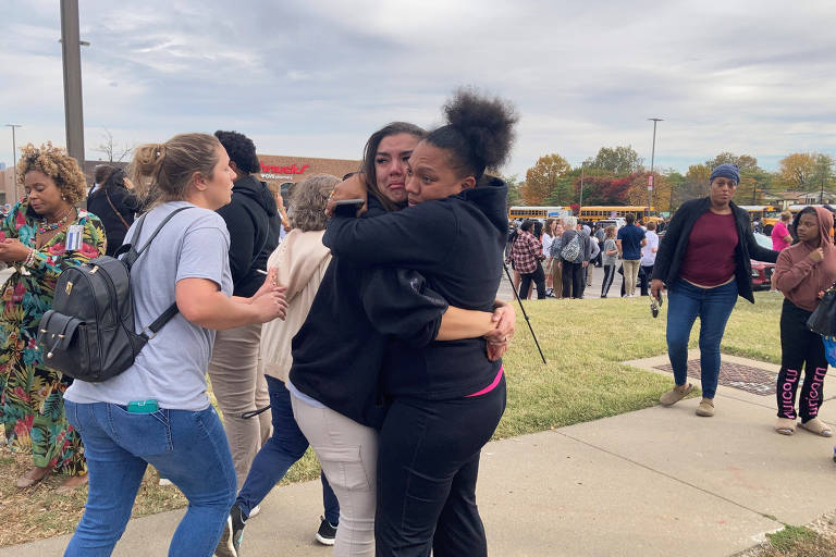 Pessoas se abraçam depois do tiroteio na escola em St. Louis, no Missouri, estado dos EUA