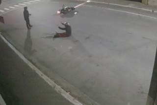Após ser abordado, motociclista reage a assalto