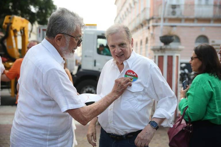 O senador Tasso Jereissati tem adesivo de Lula pregado em sua camisa