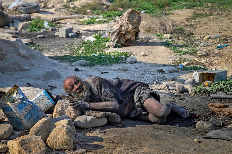 Amou Haji (tio Haji) está deitado no chão nos arredores da vila de Dezhgah, no distrito de Dehram, na província de Fars, sudoeste do Irã. homem do mundo" por não tomar banho por décadas morreu aos 94 anos, disse a mídia estatal