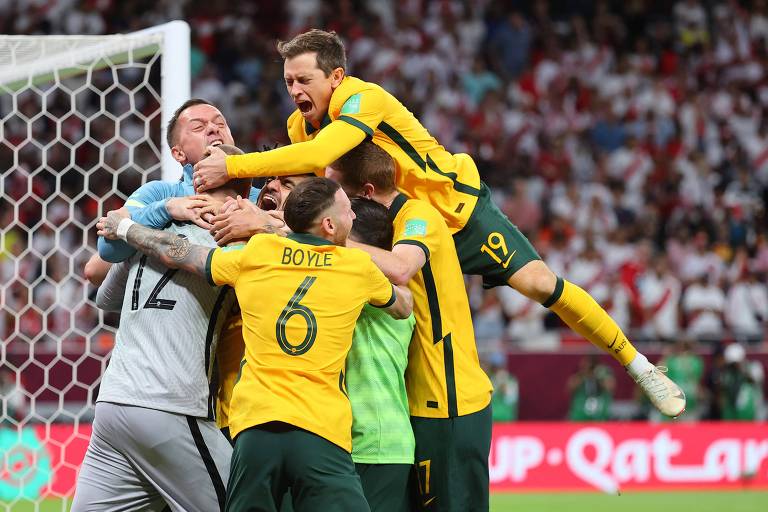 Jogadores da Austrália comemoram a classificação para a Copa do Mundo, obtida nos pênaltis contra o Peru