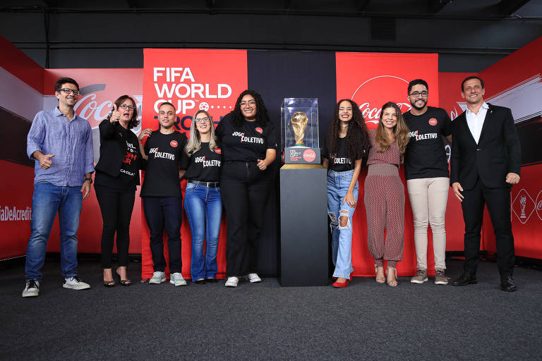 5º Tour da Taça da Copa do Mundo da Fifa recebe jovens periféricos, influenciadores e ex-jogadores de futebol