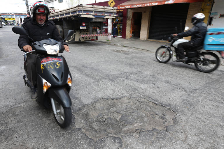 Moradores reclamam de buracos de rua na região do Butantã