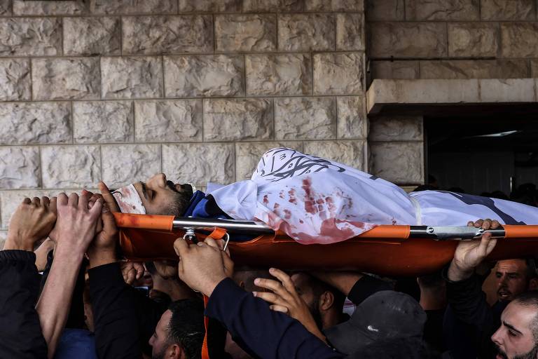 Palestinos carregam corpo de Ali Antar, morto durante operação de Israel em Nablus, na Cisjordânia