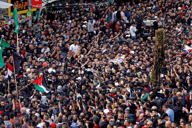 Palestinos acompanham funeral de mortos por soldados israelenses em Nablus, na Cisjordânia