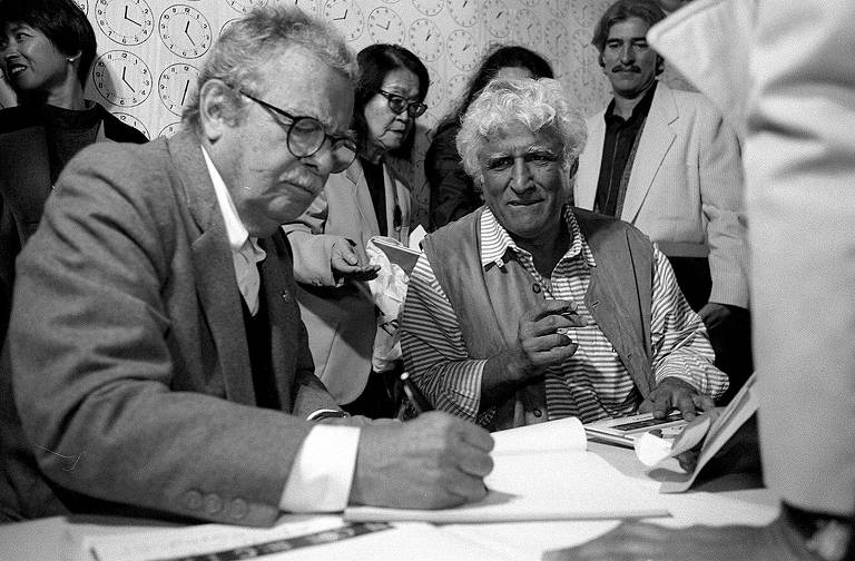 Darcy Ribeiro (à esq.) autografa o livro 'Noções das Coisas' durante seu lançamento ao lado do escritor Ziraldo, no Memorial da América Latina, em 1995