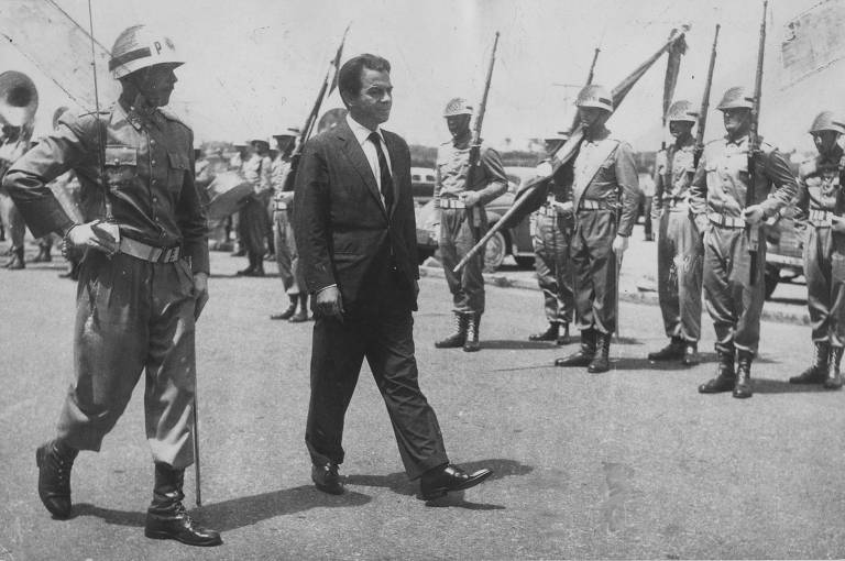 Darcy Ribeiro, então chefe da Casa Civil do governo João Goulart, chega a Curitiba no começo de 1964 para proferir aula inaugural na Universidade do Paraná