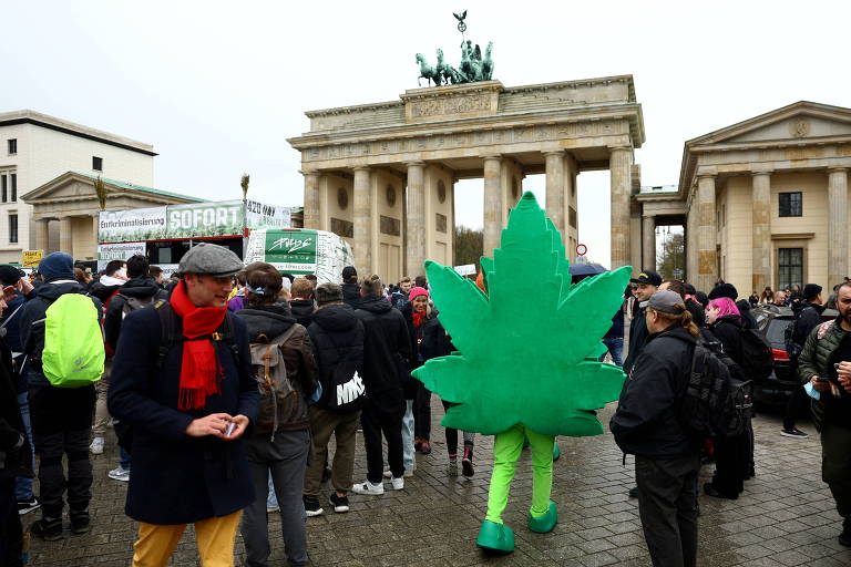 Pessoa com fantasia de maconha participa de evento no dia mundial da maconha, em Berlim 
