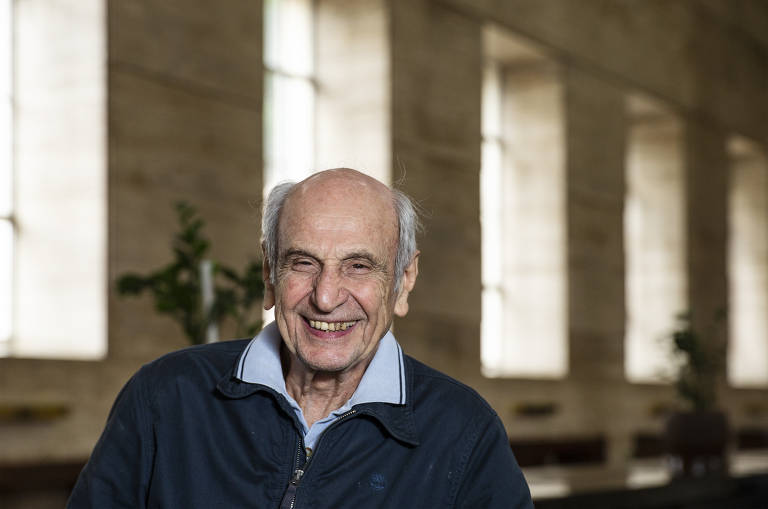 Funcionário municipal mais antigo de São Paulo, o jornalista Gilberto De Nichile, 84, na sede da prefeitura; ele trabalha na Secretaria da Cultura desde 1976 e pega metrô todos os dias