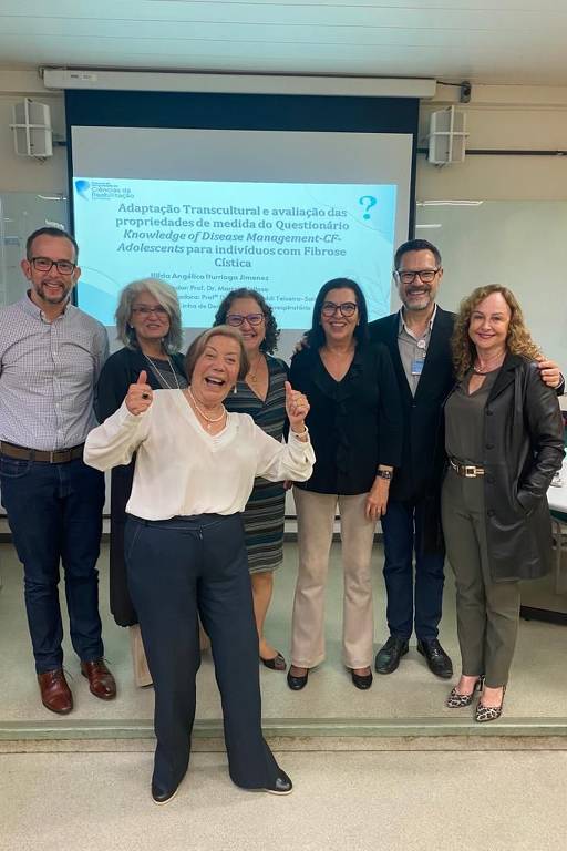 Professora Hilda Angélica Iturriaga Jimenez recebendo a homenagem da Associação Brasileira de Fisioterapia Cardiorrespiratória e Fisioterapia em Terapia Intensiva