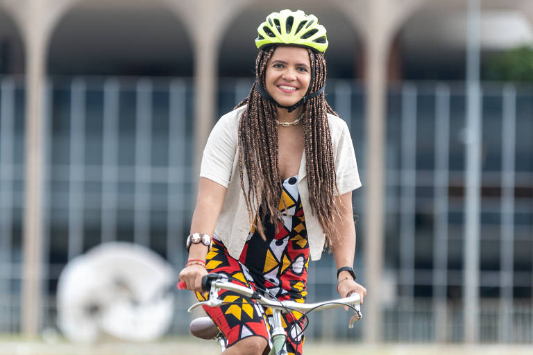 A diplomata Rafaela Seixas em frente ao Itamaraty, em Brasília; ela vai trabalhar de bicicleta, fala quatro línguas fluentemente e ingressou na carreira graças a programa de bolsas para candidatos negros ou pardos