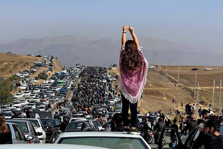 Mulher sem véu participa de manifestação em apoio a Mahsa Amini em Saqez, no Irã

