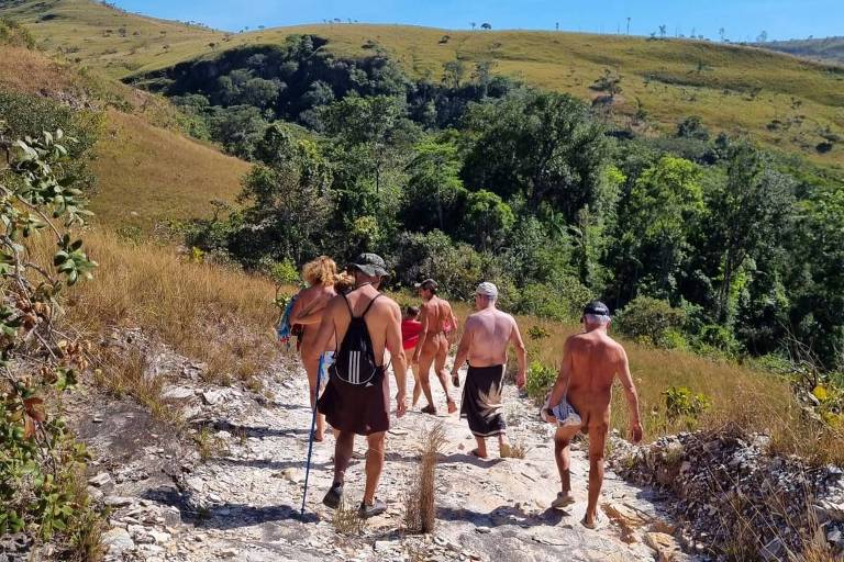 Praticantes de naturismo fazem trilhas sem roupas