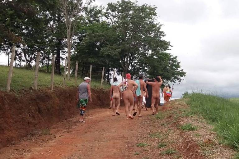 Praticantes de naturismo caminham por trilha em Guaratinguetá (SP)