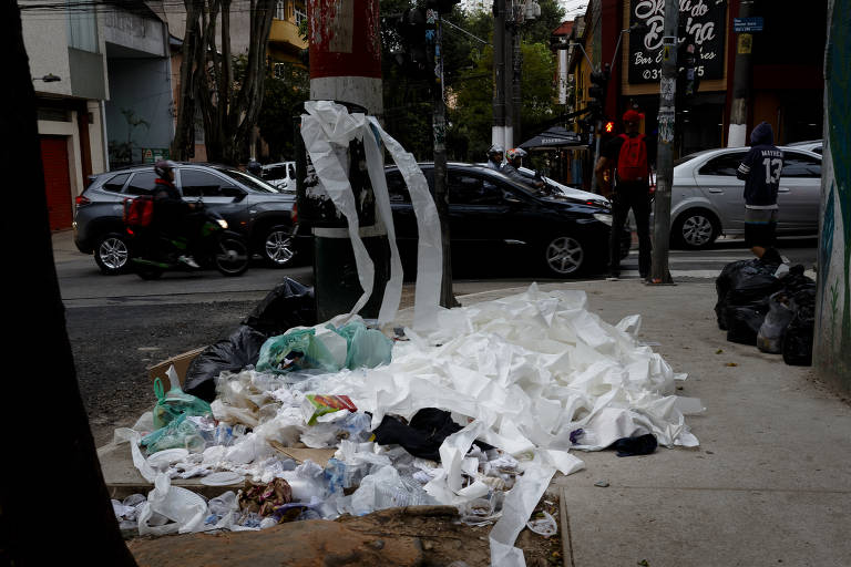 Lixo se espalha pelas ruas do centro de São Paulo