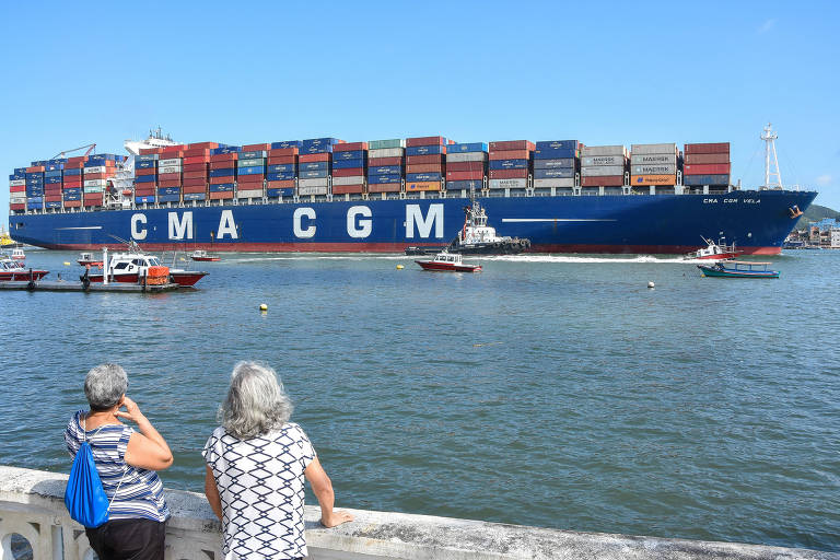 Navio alemão CMA CGM, com 347,48 m de comprimento, que passou pelo complexo portuário de Santos em outubro
