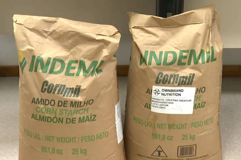 Imagem mostra dois sacos de amido de milho que eram vendidos como creatina