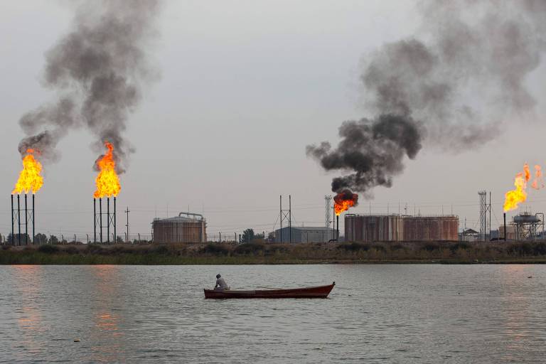 Indústria petrolífera do Iraque queima gás em chaminés