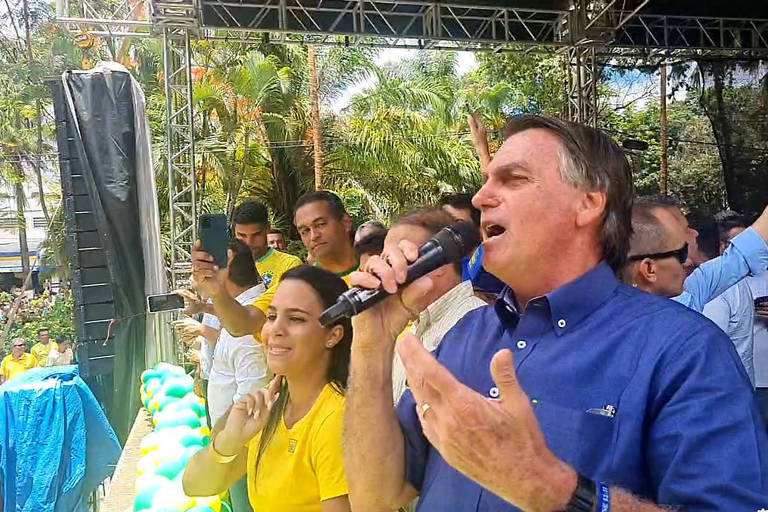 Bolsonaro com microfone