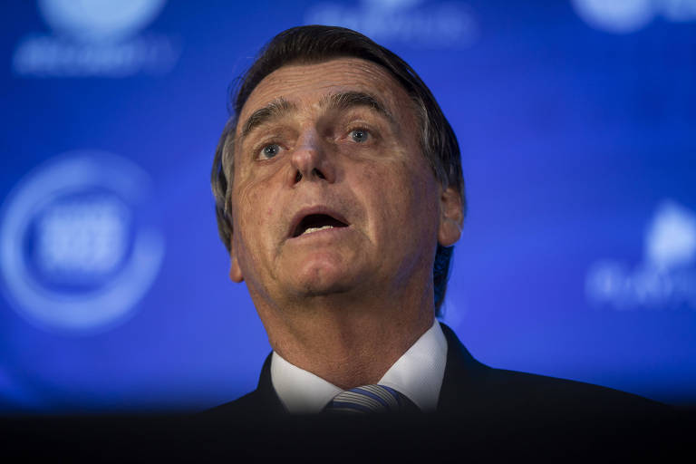 Jair Bolsonaro (PL), durante pronunciamento na entrada aos estúdios da rede Record, onde será sabatinado