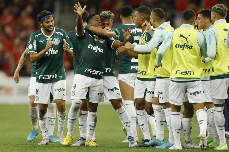 Jogadores do Palmeiras comemoram vitória sobre o Athletico Paranaense