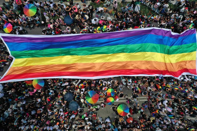 Bandeira colorida, símbolo LGBTQIA+, em parada gay da Cidade do México, em junho deste ano 