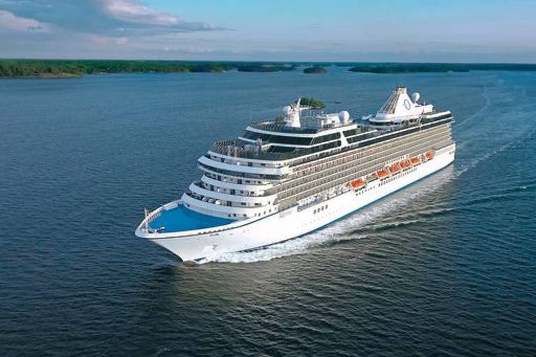 Navio Marina, da companhia de Luxo Oceania Cruises, cruza o Mar Báltico entre Dinamarca e Estônia