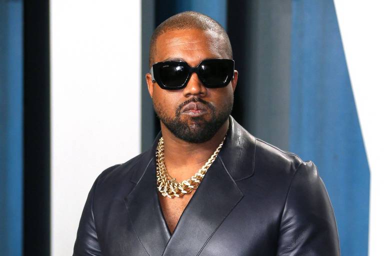 Kanye West mostrou fotos explícitas de Kim Kardashian para funcionários, diz revista