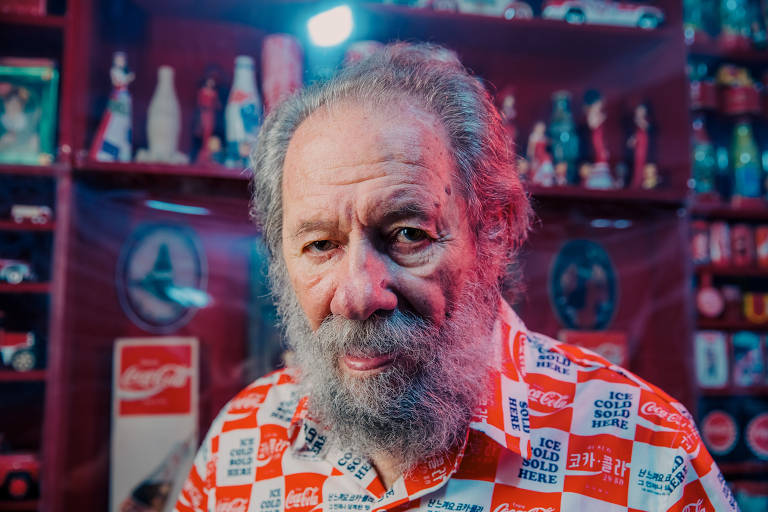 Homero Cesar Rodrigues, proprietário do restaurante Free Port, que exibe coleção dedicada à Coca-Cola