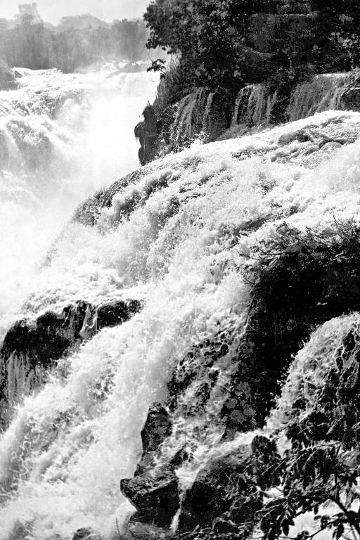 Vista das Sete Quedas em foto sem data; maior parte das cachoeiras tinha cerca de 40 metros de altura