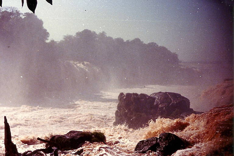 Vista das Sete Quedas, no Paraná; cachoeiras eram as maiores do mundo em volume d'água, com 13,3 mil metros cúbicos por segundo (o dobro do das cataratas de Niágara, nos EUA)