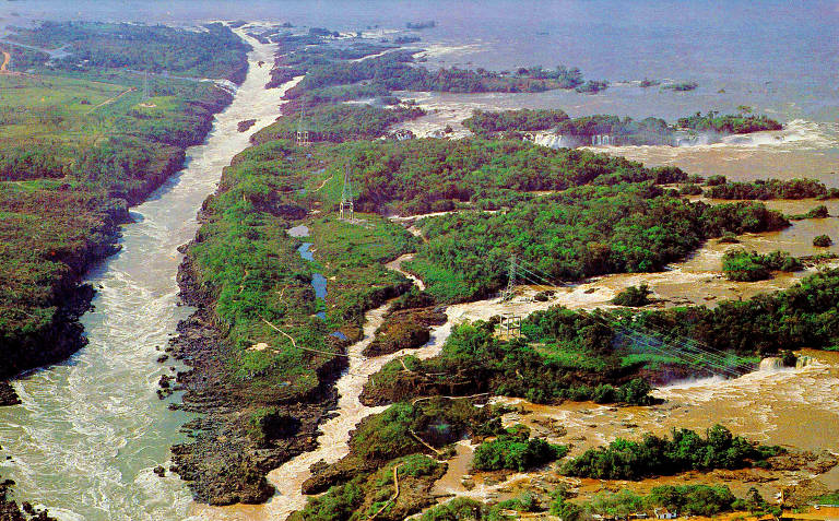 Vista das Sete Quedas na década de 1980, antes da inundação; cachoeiras integravam o Parque Nacional das Sete Quedas, criado oficialmente em 1961 pelo presidente João Goulart