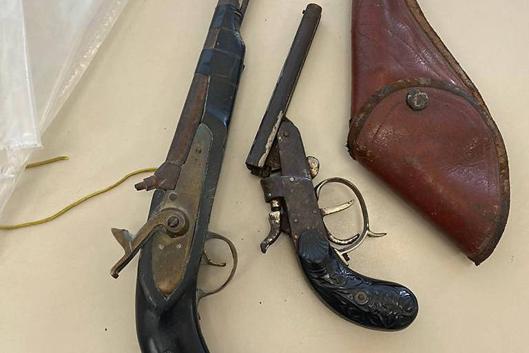 Armas antigas e sem condições de uso, conforme a prefeitura, foram localizadas por uma professora 